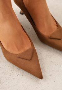 Renee - Jasnobrązowe Czółenka VICES na Obcasie Kaczuszka z Aplikacją w Kształcie Trójkąta Ilereisis. Kolor: brązowy. Materiał: koronka. Wzór: aplikacja. Obcas: na obcasie. Wysokość obcasa: średni #5