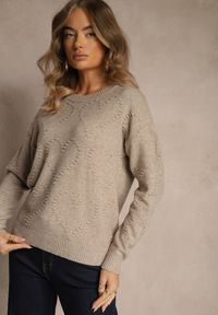 Renee - Beżowy Sweter z Tłoczonymi Sercami Unareia. Okazja: na co dzień. Kolor: beżowy. Materiał: jeans. Sezon: jesień. Styl: casual #2