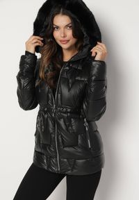 Born2be - Czarna Pikowana Kurtka z Kapturem z Futerkiem Flavara. Typ kołnierza: kaptur. Kolor: czarny. Materiał: futro #1