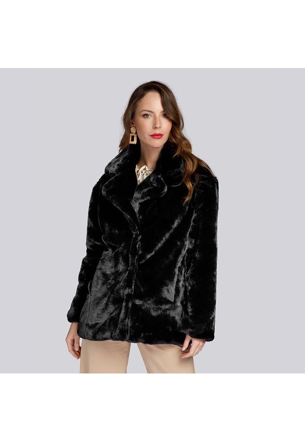 Wittchen - Sztuczne futerko z kołnierzem. Kolekcja: plus size. Kolor: czarny. Materiał: poliester. Styl: klasyczny