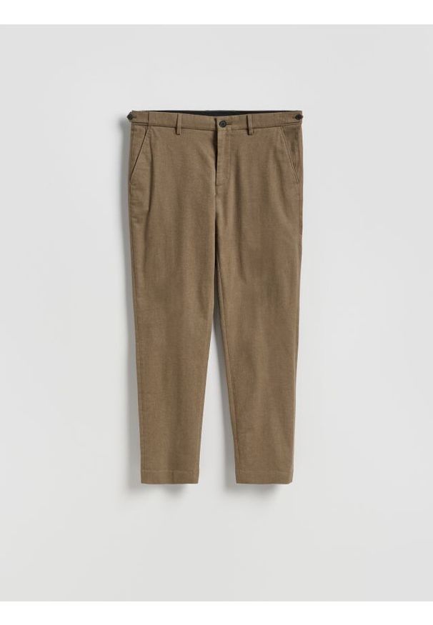 Reserved - Spodnie chino slim - ciemnozielony. Kolor: zielony. Materiał: tkanina, bawełna