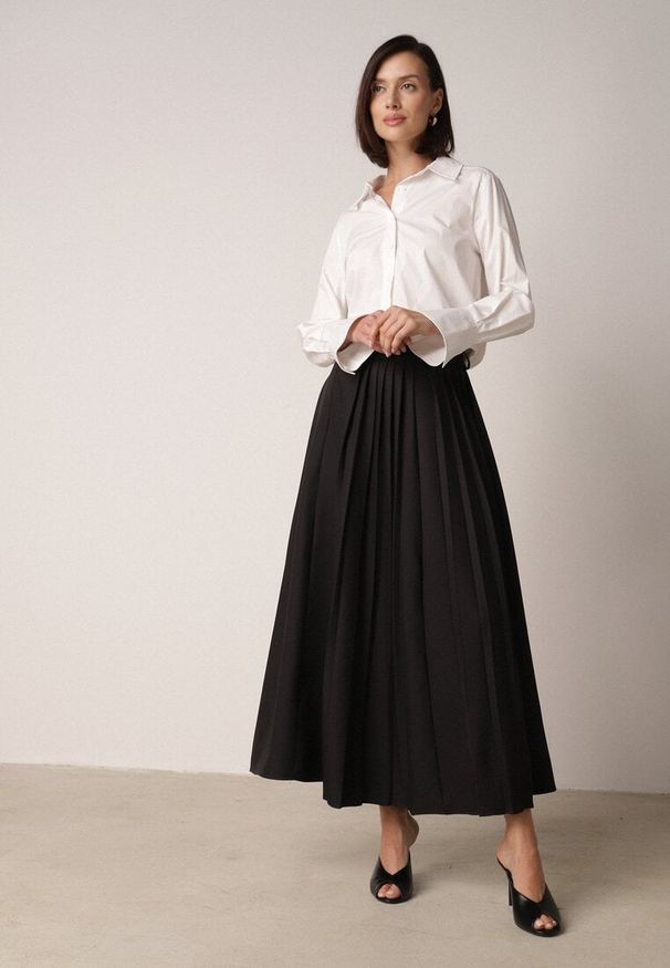 Born2be - Czarna Wiskozowa Spódnica o Rozkloszowanym Kroju z Paskiem z Klamrą Lawedisa. Okazja: na co dzień, na spotkanie biznesowe, do pracy. Kolor: czarny. Materiał: wiskoza. Styl: casual, biznesowy, elegancki, klasyczny