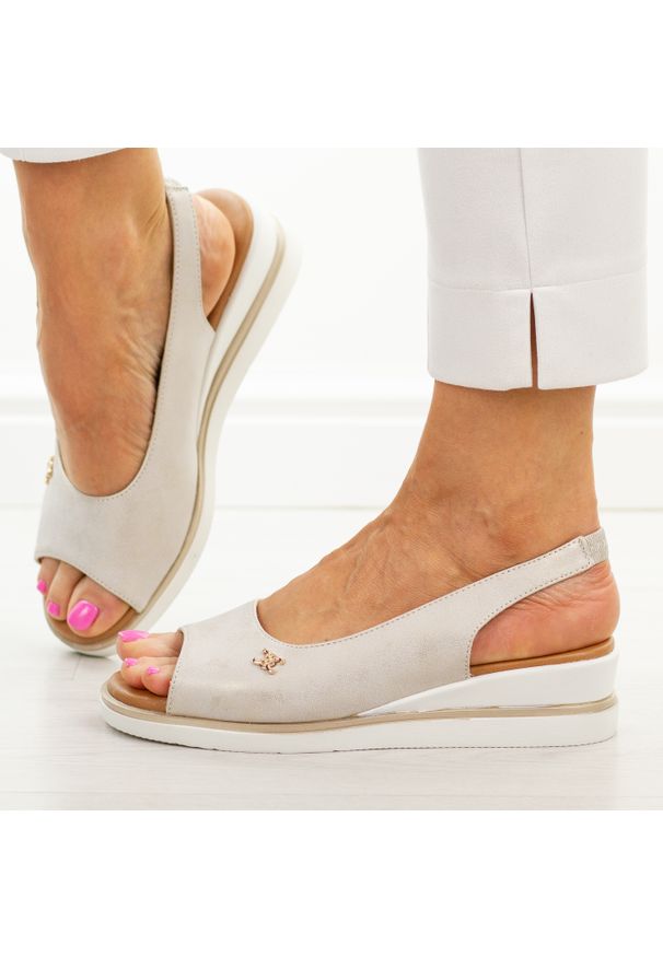 POTOCKI - Białe sandały damskie na koturnie Potocki 19407. Okazja: na co dzień. Kolor: biały. Materiał: skóra. Wzór: aplikacja. Sezon: wiosna, lato. Obcas: na koturnie. Styl: casual, elegancki