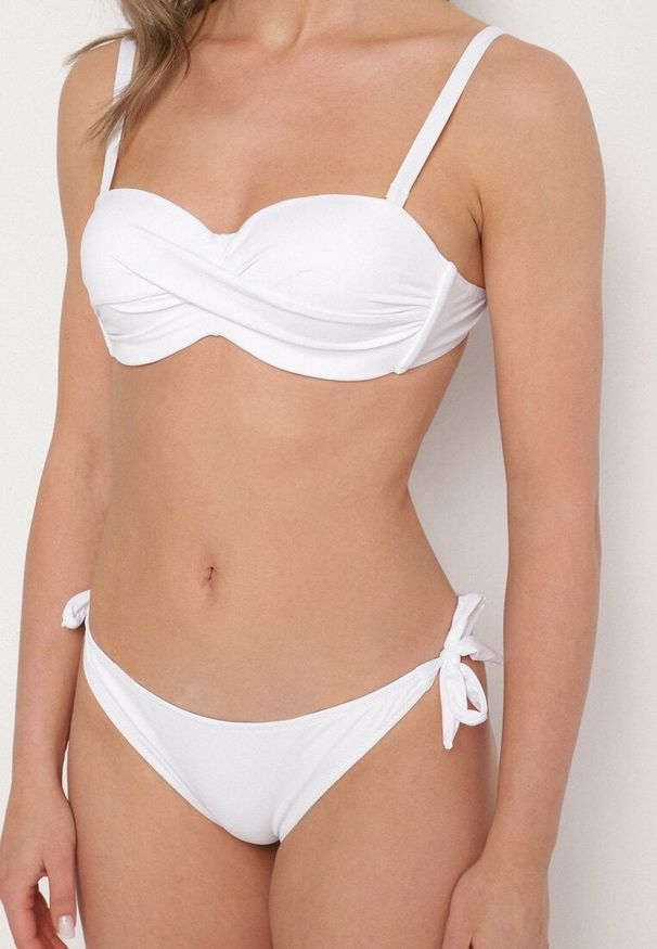 Born2be - Białe Bikini 3-częściowe Biustonosz i Dwie Pary Fig Milarella. Kolor: biały. Wzór: aplikacja, gładki