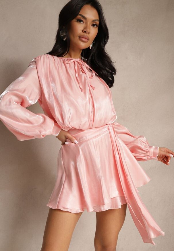 Renee - Różowa Sukienka z Wiskozy z Falbanką i Wiązaniem Finlio. Okazja: na co dzień, na imprezę. Kolor: różowy. Materiał: wiskoza. Styl: casual, klasyczny, elegancki