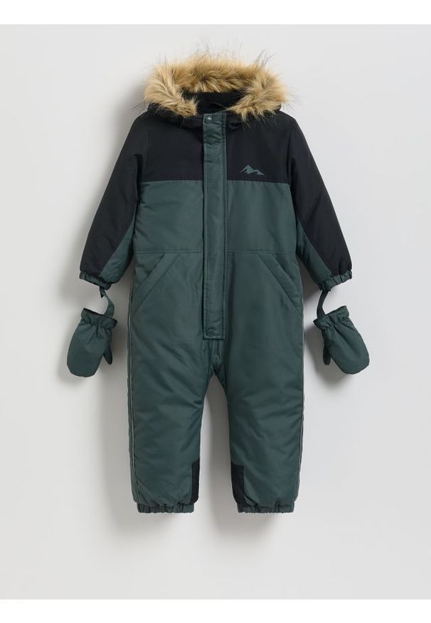 Reserved - Ocieplany kombinezon z rękawiczkami - zielony. Kolor: zielony. Materiał: tkanina