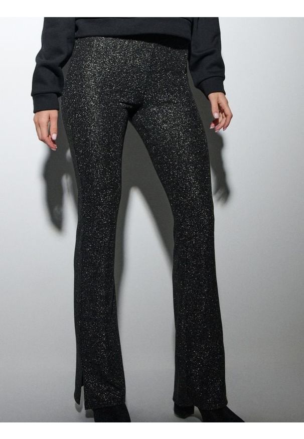 Sinsay - Spodnie flare z metalizowaną nicią - czarny. Kolor: czarny