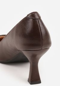 Born2be - Brązowe Czółenka Vices ze Skórzaną Wkładką i Prostokątną Aplikacją Berisse. Okazja: na co dzień, na spotkanie biznesowe, do pracy. Kolor: brązowy. Materiał: skóra. Wzór: aplikacja. Obcas: na obcasie. Styl: casual, biznesowy, elegancki, klasyczny. Wysokość obcasa: średni #6