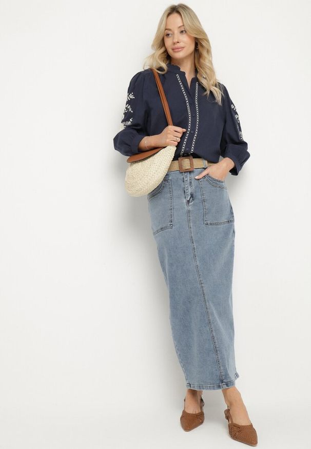 Born2be - Granatowa Koszula z Bawełny Zdobiona Haftem i Delikatną Falbanką onamira. Okazja: na co dzień. Typ kołnierza: dekolt w kształcie V, kołnierzyk stójkowy. Kolor: niebieski. Materiał: bawełna. Długość rękawa: długi rękaw. Długość: długie. Wzór: aplikacja, haft. Styl: casual