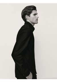 Reserved - Koszula slim fit z bawełną - czarny. Kolor: czarny. Materiał: bawełna
