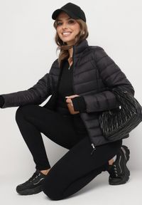 Born2be - Czarna Pikowana Kurtka w Klasycznym Stylu Nelaniel. Okazja: na co dzień. Kolor: czarny. Materiał: jeans. Styl: klasyczny #2