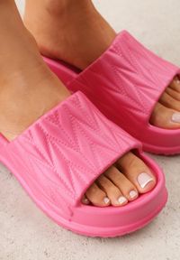 Born2be - Fuksjowe Klapki na Grubej Podeszwie z Tłoczoną Cholewką Farnan. Okazja: na co dzień, na spacer. Kolor: różowy. Materiał: dzianina, dresówka. Wzór: paski. Sezon: lato. Styl: casual, elegancki #7