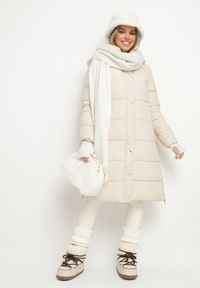 Born2be - Jasnobeżowa Długa Kurtka Płaszcz Zapinana na Suwak i Napy z Kapturem Tasperia. Okazja: na co dzień, do pracy, na spotkanie biznesowe. Typ kołnierza: kaptur. Kolor: beżowy. Materiał: jeans. Długość rękawa: długi rękaw. Długość: długie. Styl: biznesowy, casual, elegancki #4