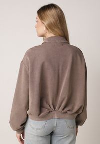 Born2be - Beżowa Bawełniana Bluza Bomberka o Kroju Oversize z Kołnierzem Viminala. Okazja: na co dzień. Kolor: beżowy. Materiał: bawełna. Styl: casual #2