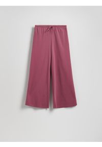 Reserved - Szerokie spodnie z modalem - jasnofioletowy. Kolor: fioletowy. Materiał: dzianina