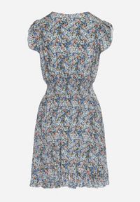 Born2be - Niebieska Bawełniana Sukienka z Gumką w Talii w Kwiatowy Wzór Bomalia. Typ kołnierza: kołnierz z falbankami. Kolor: niebieski. Materiał: bawełna. Wzór: kwiaty. Sezon: lato #2