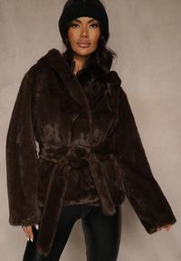 Renee - Brązowa Futerkowa Kurtka z Kapturem i Wiązanym Paskiem Zetele. Typ kołnierza: kaptur. Kolor: brązowy. Materiał: jeans, koronka #3