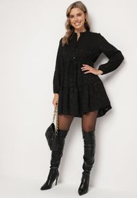 Born2be - Czarna Rozkloszowana Sukienka z Tkaniny Plumeti ze Ściągaczem w Talii i Falbanką Ilisia. Kolor: czarny. Materiał: tkanina. Styl: boho, elegancki #5