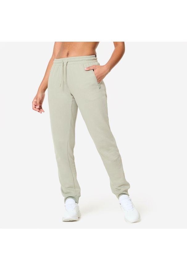 DOMYOS - Spodnie dresowe damskie Domyos Gym & Pilates slim. Kolor: zielony. Materiał: dresówka. Sport: joga i pilates