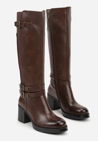 Born2be - Brązowe Kozaki na Słupku Zdobione Paskami z Klamrami i Elastyczną Wstawką Unelisa. Okazja: do pracy, na co dzień, na spotkanie biznesowe. Zapięcie: klamry. Kolor: brązowy. Materiał: jeans. Wzór: aplikacja. Obcas: na słupku. Styl: casual, elegancki, biznesowy. Wysokość obcasa: średni #3