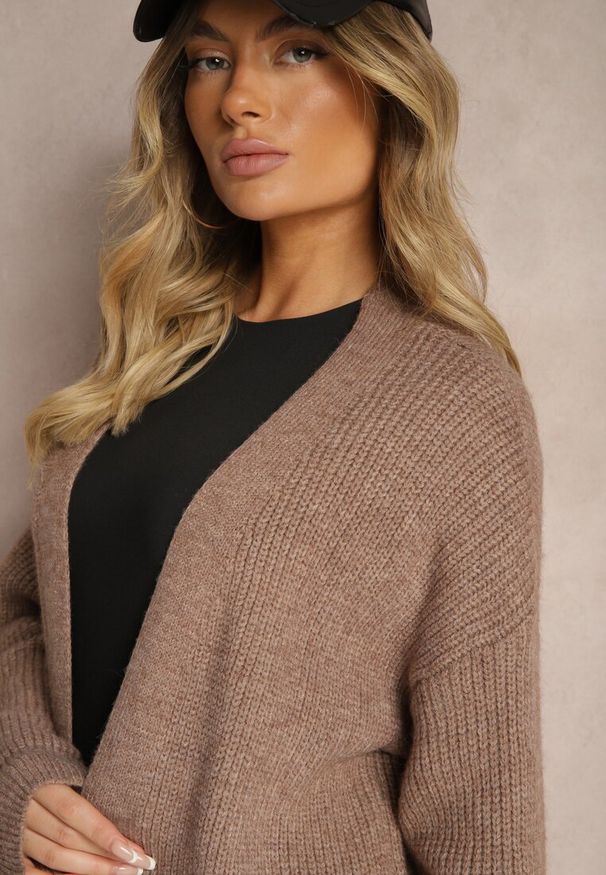Renee - Brązowy Nierozpinany Casualowy Kardigan o Długim Kroju Ozdobiony Ściągaczami Arfilia. Okazja: na co dzień. Kolor: beżowy. Materiał: jeans. Długość: długie. Wzór: aplikacja. Styl: casual
