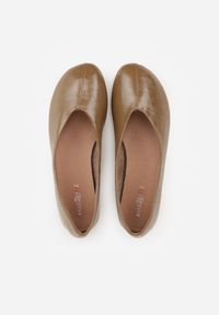 Renee - Zielone Gładkie Balerinki Basic z Zaokrąglonym Noskiem Kaleta. Okazja: na co dzień. Kolor: zielony. Materiał: skóra, jeans. Wzór: gładki. Styl: casual, klasyczny #3