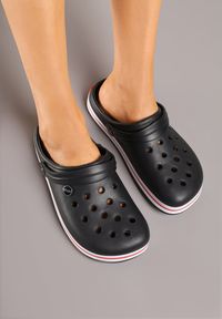 Born2be - Czarno-Czerwone Klapki z Paskiem Podtrzymującym Piętę Tiaria. Okazja: na co dzień. Kolor: czarny. Sezon: lato. Styl: casual #4