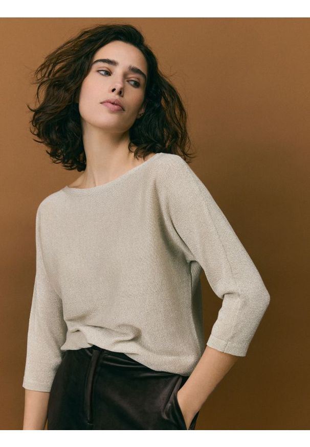 Reserved - Sweter z metalizowaną nitką - złoty. Kolor: złoty. Materiał: wiskoza