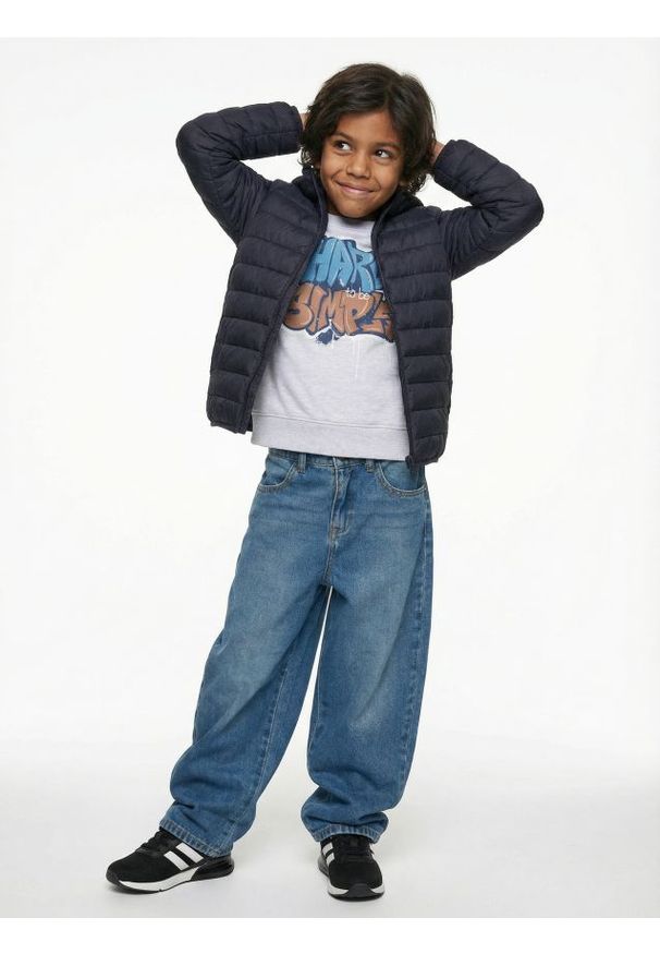 Sinsay - Jeansy straight z efektem sprania - niebieski. Kolor: niebieski