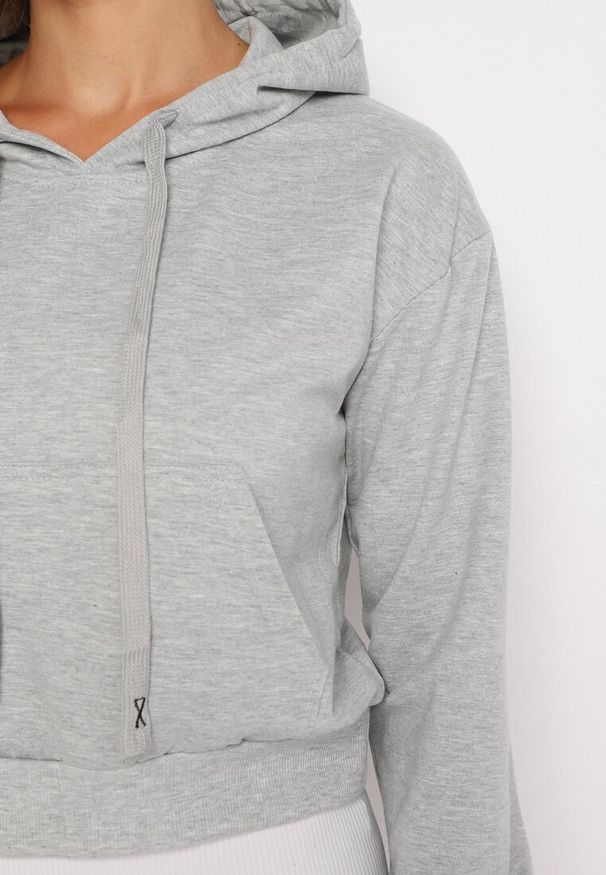 Born2be - Jasnoszara Bluza z Dodatkiem Bawełny z Kapturem Wykończona Ściągaczami Evista. Okazja: na spotkanie biznesowe, na co dzień. Typ kołnierza: kaptur. Kolor: szary. Materiał: bawełna. Styl: biznesowy, elegancki, casual