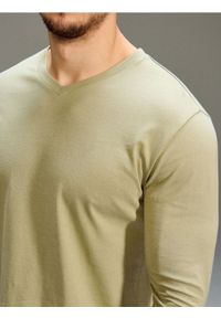Sinsay - Bawełniana koszulka z długim rękawem i dekoltem V - zielony. Kolor: zielony. Materiał: bawełna. Długość rękawa: długi rękaw. Długość: długie #1