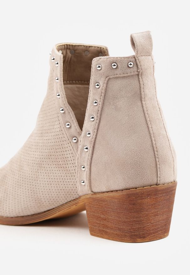 Born2be - Jasnobeżowe Ażurowe Botki Vices na Obcasie Ozdobione Wycięciem i Nitami Lilfedi. Okazja: do pracy, na co dzień, na spotkanie biznesowe. Kolor: beżowy. Materiał: jeans, dzianina. Wzór: aplikacja, ażurowy. Obcas: na obcasie. Styl: klasyczny, biznesowy, elegancki, casual, boho. Wysokość obcasa: średni