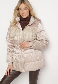 Born2be - Beżowa Pikowana Kurtka z Kapturem i Paskiem z Marszczeniem Zdobiona Frędzlami Sanoria. Okazja: na co dzień. Typ kołnierza: kaptur. Kolor: beżowy. Materiał: jeans. Wzór: aplikacja. Styl: casual, elegancki #7