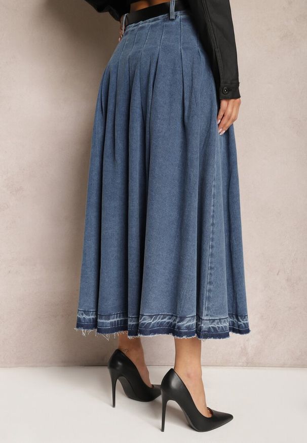 Renee - Granatowa Rozkloszowana Spódnica Jeansowa z Paskiem z Klamrą Varnie. Okazja: na uczelnię. Kolor: niebieski. Materiał: jeans