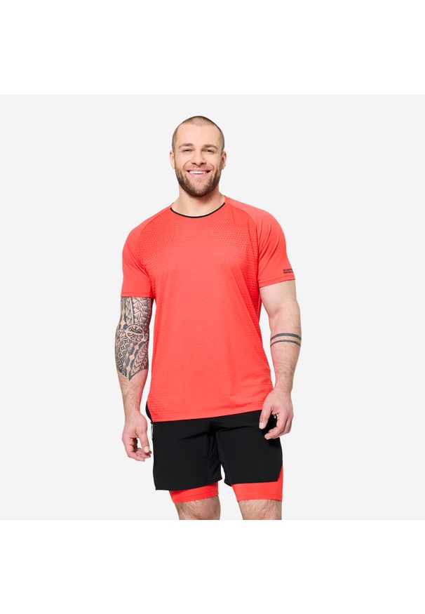 DOMYOS - Koszulka fitness męska Domyos krótki rękaw. Kolor: czarny, pomarańczowy, wielokolorowy. Materiał: materiał. Długość rękawa: krótki rękaw. Długość: krótkie. Sport: fitness