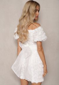 Renee - Biała Sukienka Koktajlowa Hiszpanka z Kwiatowym Motywem Ozdobiona Wiązaniem Navily. Okazja: na co dzień. Typ kołnierza: dekolt hiszpanka. Kolor: biały. Długość rękawa: krótki rękaw. Wzór: kwiaty, aplikacja. Typ sukienki: z odkrytymi ramionami. Styl: wizytowy #4