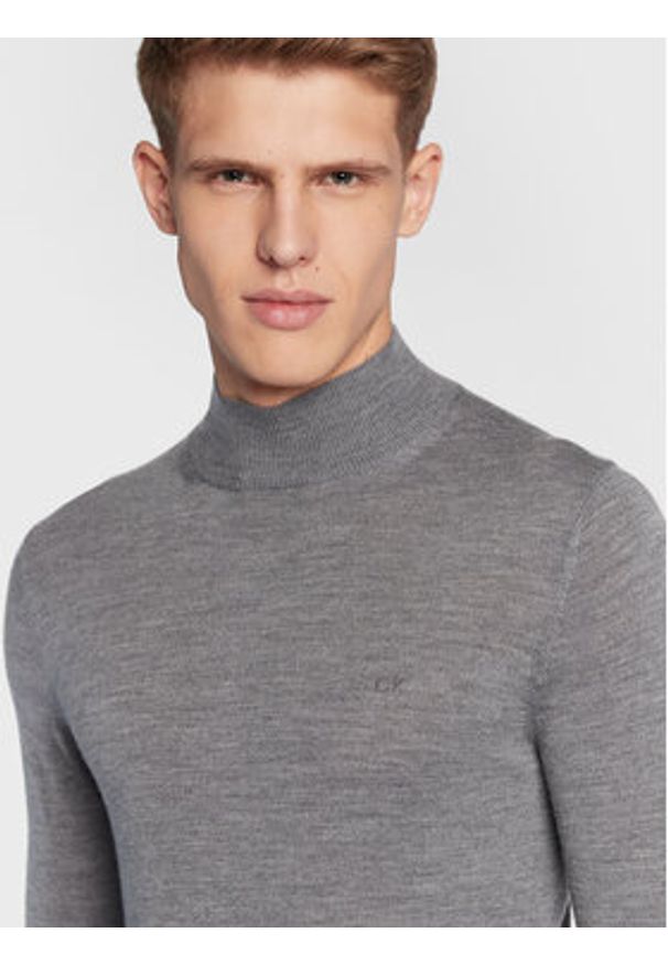 Calvin Klein Golf Superior K10K110424 Szary Regular Fit. Typ kołnierza: golf. Kolor: szary. Materiał: wełna