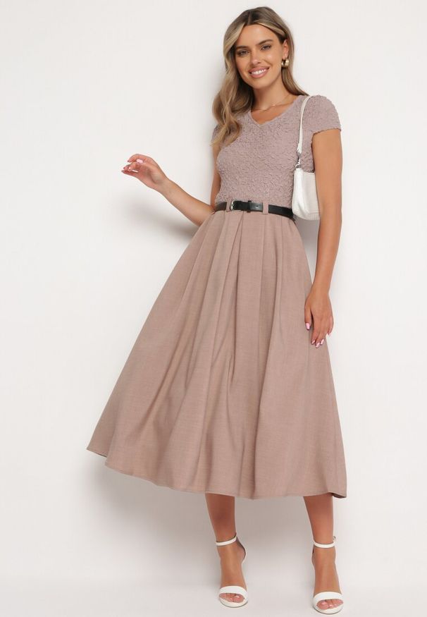 Born2be - Ciemnobeżowa Rozkloszowana Sukienka z Paskiem z Imitacji Skóry Drinna. Typ kołnierza: dekolt w kształcie V. Kolor: beżowy. Materiał: skóra. Długość rękawa: krótki rękaw. Wzór: aplikacja. Styl: elegancki