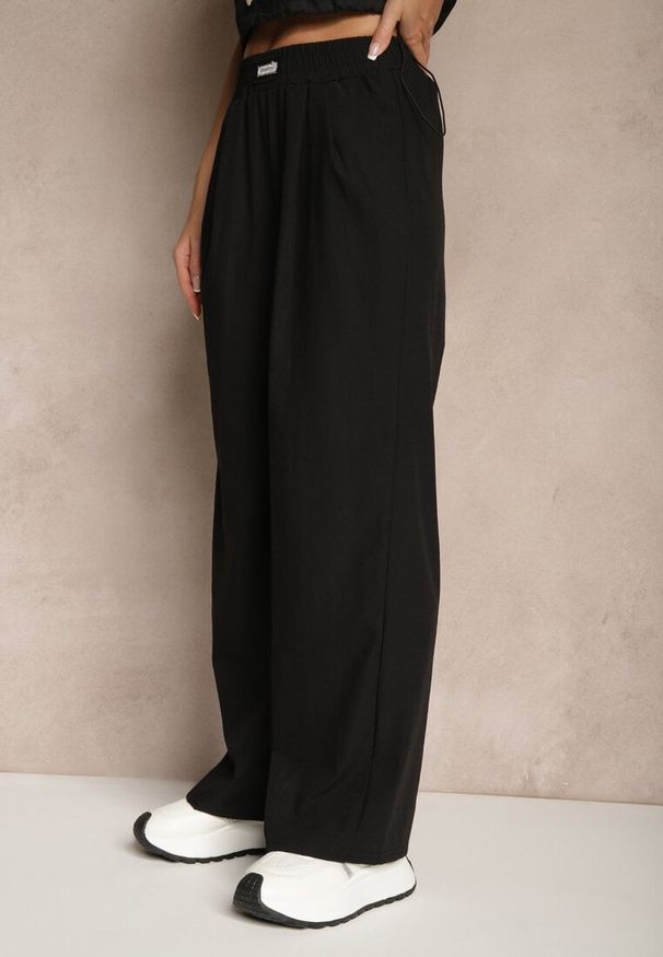 Renee - Czarne Spodnie o Szerokim Kroju z Bawełną High Waist Ozdobione Naszywką Naneriela. Okazja: na co dzień. Stan: podwyższony. Kolor: czarny. Materiał: bawełna. Wzór: aplikacja. Styl: elegancki, casual