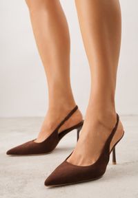 Born2be - Brązowe Sandały Slingback z Imitacji Zamszu na Szpilce z Noskiem w Szpic Delanoe. Okazja: na wesele, na imprezę, na co dzień, na ślub cywilny. Nosek buta: szpiczasty. Zapięcie: bez zapięcia. Kolor: brązowy. Materiał: zamsz. Obcas: na szpilce. Styl: casual, klasyczny, elegancki #1