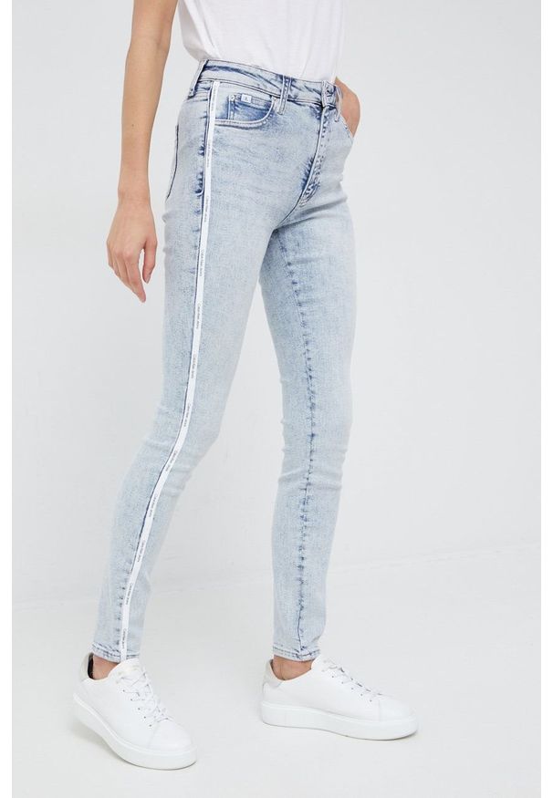 Calvin Klein Jeans jeansy J20J218633.PPYY damskie high waist. Stan: podwyższony. Kolor: niebieski. Wzór: aplikacja