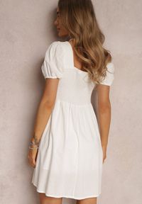 Renee - Biała Sukienka Bawełniana Xysnea. Kolor: biały. Materiał: bawełna. Długość rękawa: krótki rękaw. Wzór: jednolity, aplikacja. Typ sukienki: rozkloszowane. Długość: mini