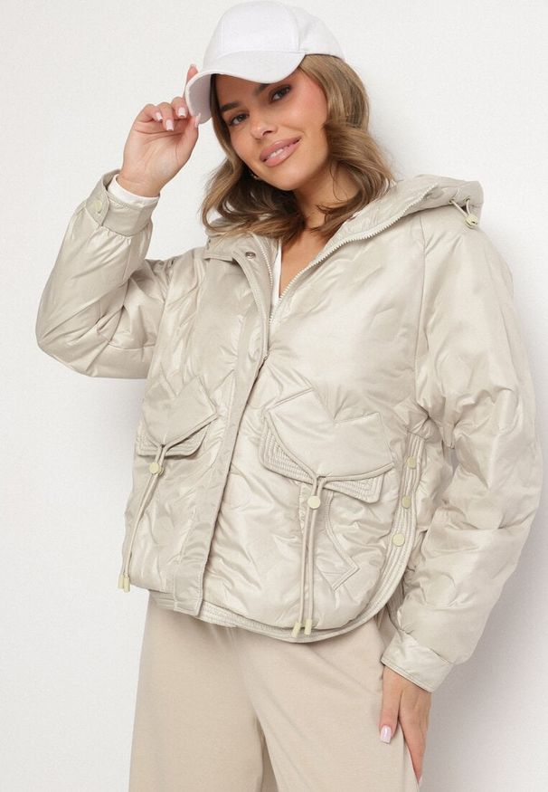 Born2be - Beżowa Kurtka Pikowana w Stylu Cargo o Krótszym Fasonie z Kapturem Varedia. Okazja: na co dzień. Typ kołnierza: kaptur. Kolor: beżowy. Materiał: jeans. Długość rękawa: długi rękaw. Długość: krótkie. Wzór: moro. Styl: klasyczny, casual, militarny, elegancki