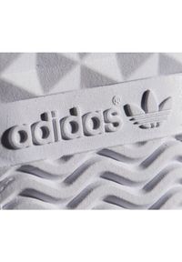 Adidas - Buty adidas Originals Sellwood M BB8701 czerwone. Okazja: na co dzień. Zapięcie: pasek. Kolor: czerwony. Materiał: guma, syntetyk, materiał. Szerokość cholewki: normalna. Wzór: paski. Sezon: lato. Styl: casual, klasyczny #6