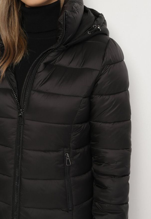 Born2be - Czarna Pikowana Kurtka z Odpinanym Kapturem Laolani. Okazja: na co dzień, na spacer. Kolor: czarny. Materiał: tkanina, jeans. Styl: casual, klasyczny