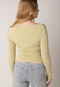 Born2be - Zielona Bluzka z Bawełną Dekoltem Typu Łódka i Marszczeniem Typhatos. Okazja: na co dzień. Kolor: zielony. Materiał: bawełna. Styl: casual, elegancki #6