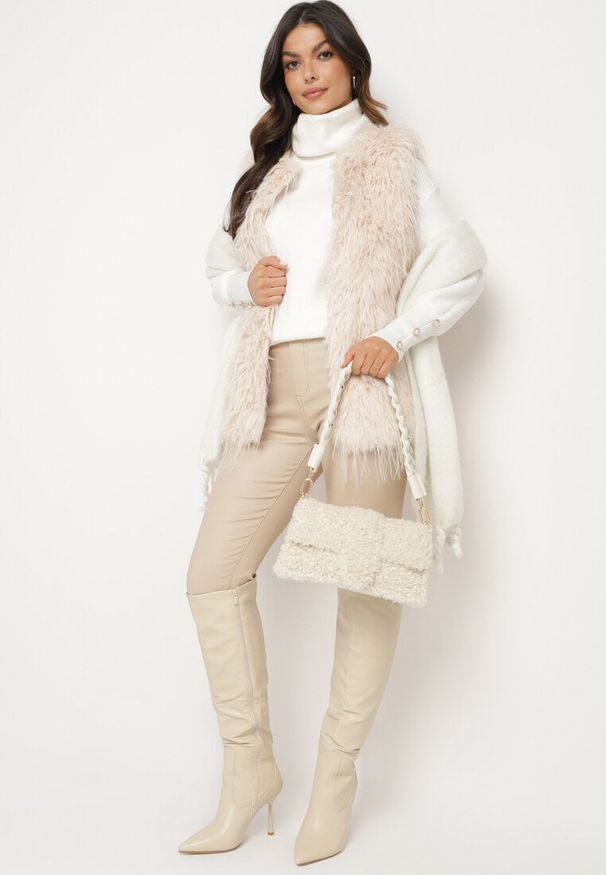 Born2be - Jasnobeżowa Kamizelka Futrzana ze Wsuwanymi Kieszeniami Venzira. Okazja: na co dzień. Kolor: beżowy. Materiał: futro. Wzór: aplikacja. Styl: casual, elegancki