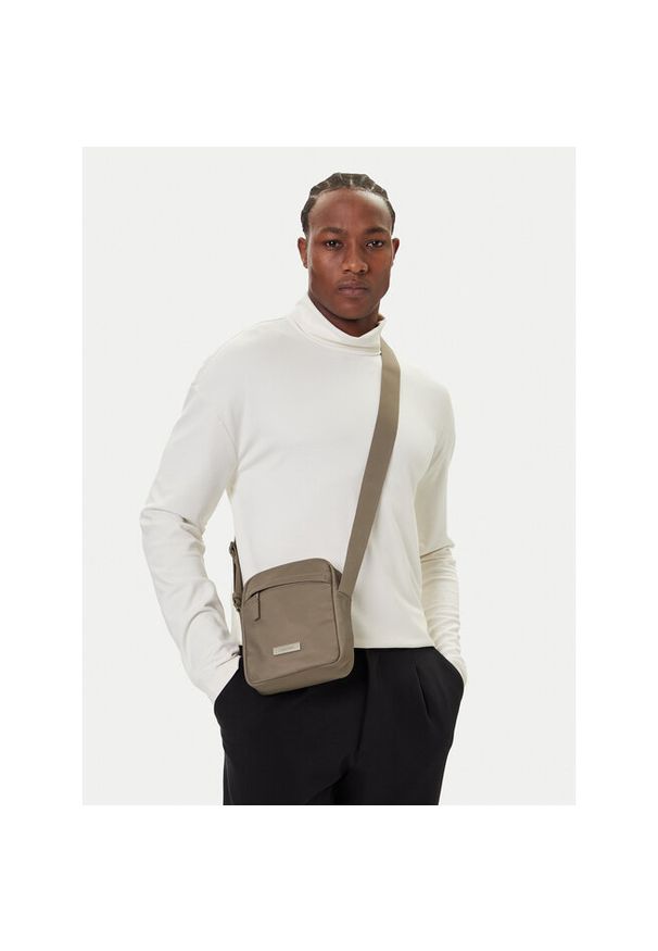 Saszetka Calvin Klein. Kolor: beżowy