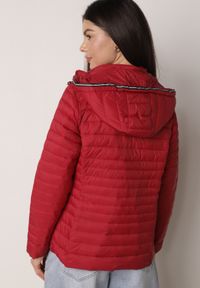 Born2be - Czerwona Pikowana Kurtka Przejściowa z Kapturem z Lamówką i Ściągaczami Zidara. Okazja: na spacer. Typ kołnierza: kaptur. Kolor: czerwony. Materiał: poliester, jeans, dresówka #5