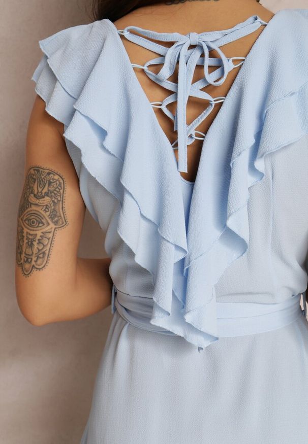 Renee - Jasnoniebieska Sukienka Aeritrite. Typ kołnierza: kokarda. Kolor: niebieski. Materiał: materiał. Wzór: aplikacja, jednolity. Typ sukienki: kopertowe. Styl: wizytowy. Długość: midi